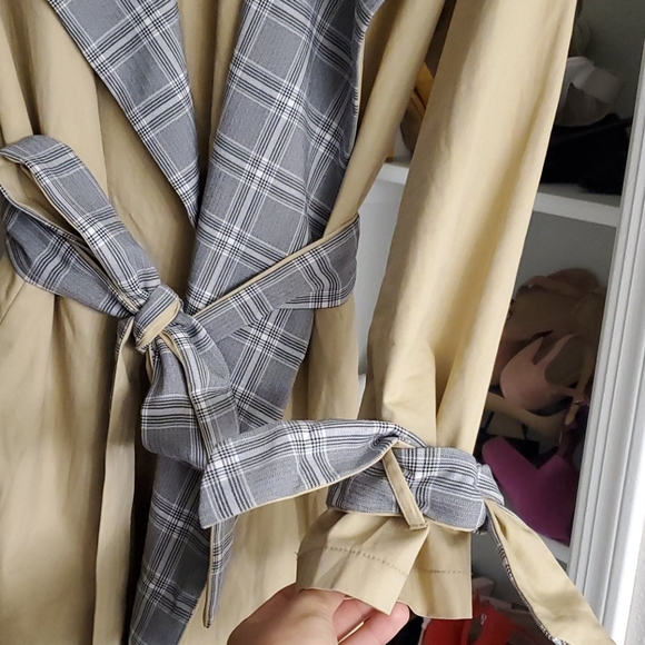 Beautiful tan trenchcoat with grey plaid detail - Picture 3 of 6